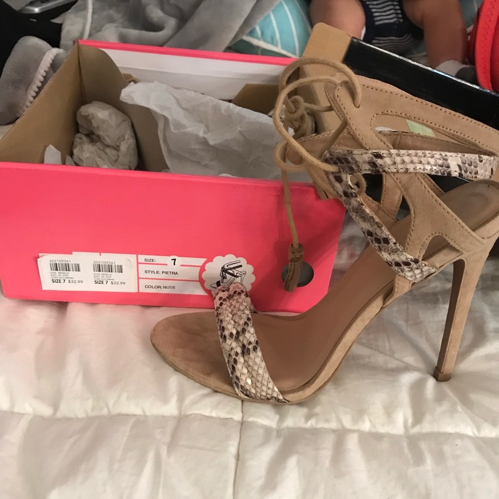Nude and snake skin pump
